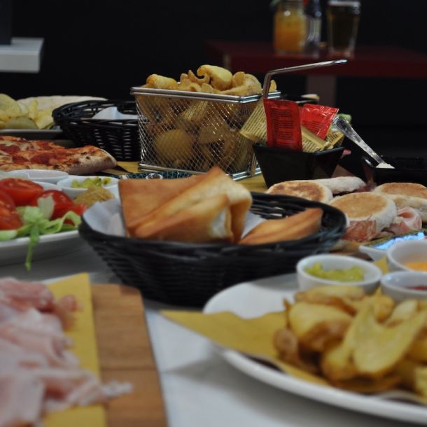 Aperitivo a Castel Maggiore: Cocktail e Taglieri