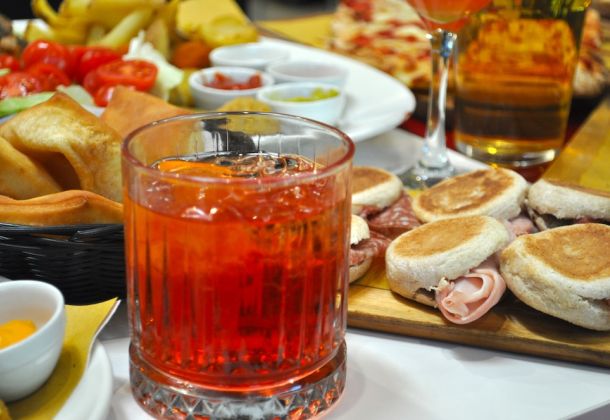 ottimi cocktail a castel maggiore come americano e negroni presso alterego café