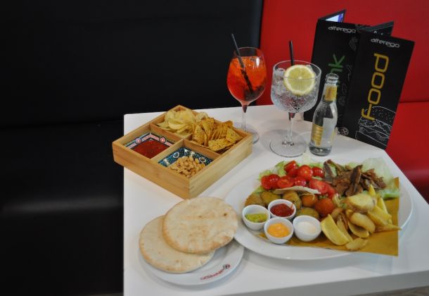 ottimi cocktail a castel maggiore con cibo per aperitivo presso alterego café