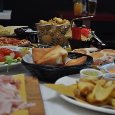 Aperitivo a Castel Maggiore: Cocktail e Taglieri